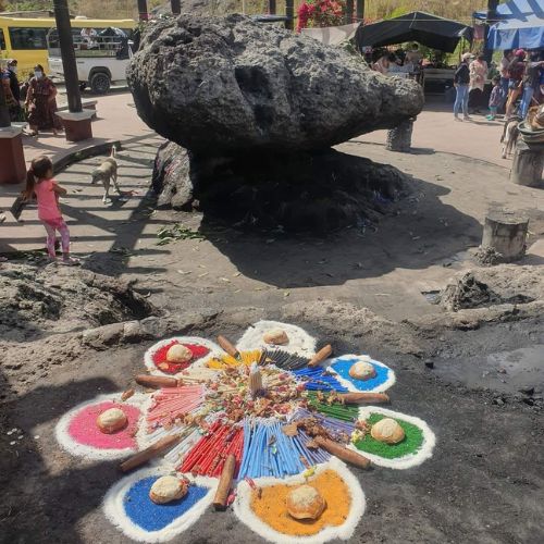 El Misterio en la Ruta Santa: La Leyenda de la Piedra de los Compadres