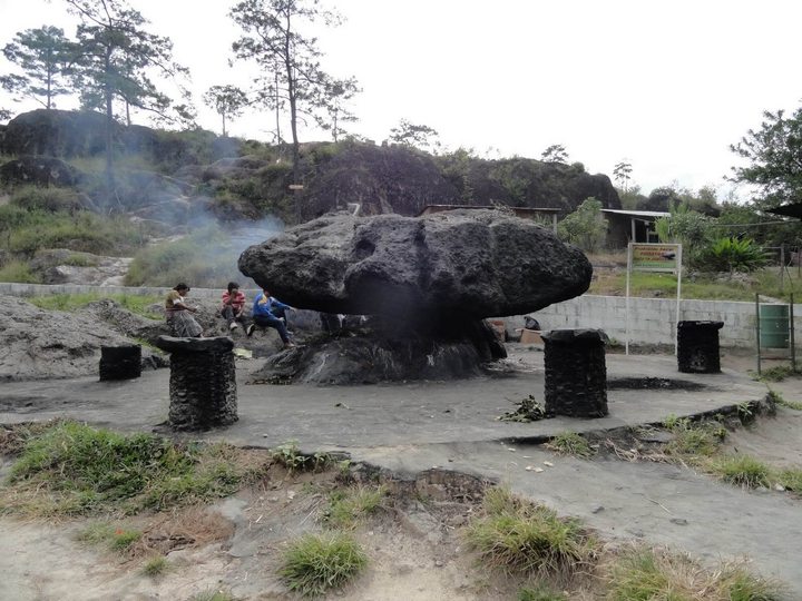 El Misterio en la Ruta Santa: La Leyenda de la Piedra de los Compadres